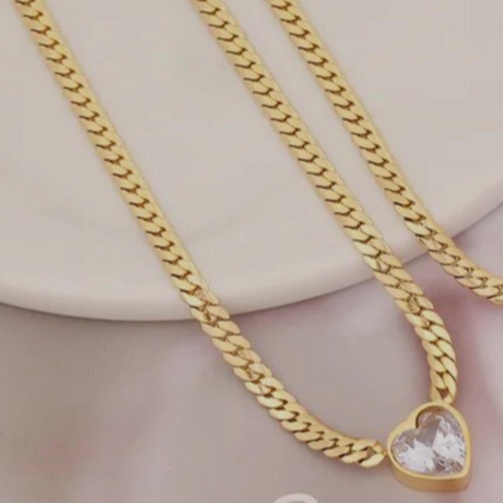 18K GOLD FILLED THICK WAVY CHAIN NECKLACE WITH INLAY OF CUBIC ZIRCONIA HEART